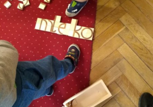 Ułożony z klocków wyraz mleko