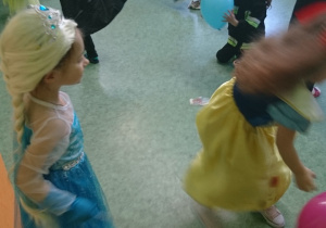 Sala gimnastyczna. Bal karnawałowy. Dzieci w przebraniach tańczą z balonami..