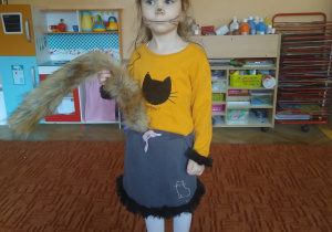 dziewczynka w stroju kota