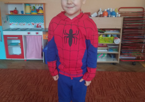 chłopiec w stroju SpiderMan