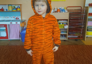 chłopiec w stroju tygrysa