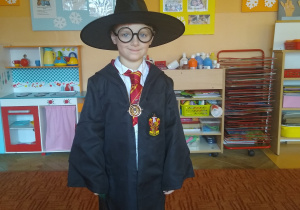 chłopiec w stroju Harry Potter