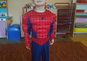 chłopiec w stroju Spider Man