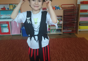 chłopiec w stroju pirata