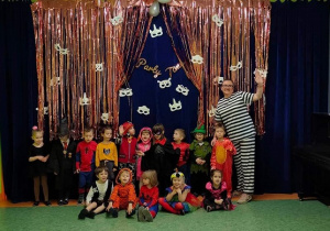 zdjęcie grupowe wszystkich dzieci biorących udział w balu