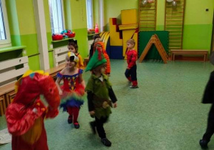 dzieci tańczą do muzyki z repertuaru dziecięcego