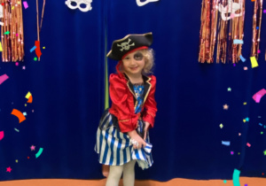 Dziewczynka w stroju pirata