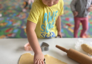Chłopiec wycina ciasteczka z formy w kształcie serca