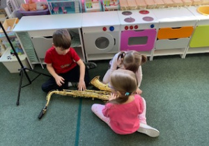 dzieci oglądają saksofon