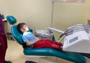 dziecko na fotelu dentystycznym