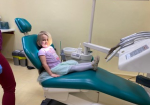 dziecko na fotelu dentystycznym