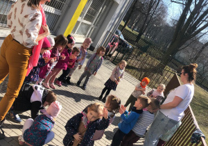 Dzieci podczas zabaw naśladowczych w ogrodzie przedszkolnym