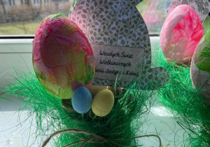 Gotowy stroik. Prezent od dzieci dla rodziców na Świeta Wielanocne. Owies z pomalowanym styropianowym jajkiem i uszami zająca.