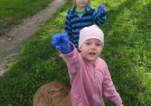 dzieci pokazują znalezione śmieci