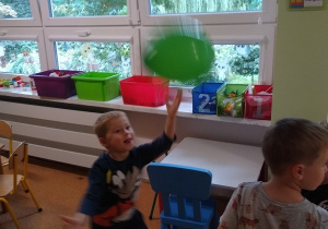 chłopiec odbija zielonego balona
