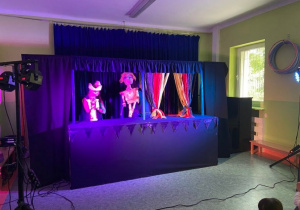 Scena teatru utworzona sali gimnastycznej w przedszkolu