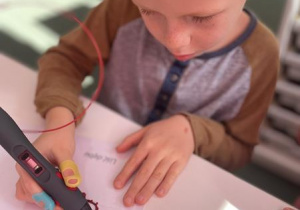Dziecko rysuje długopisem 3d na szablonie liścia