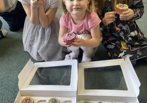 dzieci wybierają kolorowe muffinki
