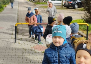 Dzieci na spacerze idą parami.