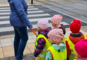 Dzieci z nauczycielką przed przejściem dla pieszych