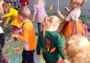 Dzieci tańczą jesienny taniec z listkami