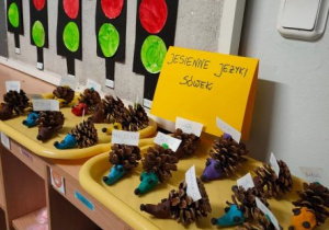 Jeżyki z szyszek i plasteliny na wystawie w przedszkolu