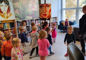 Dzieci zwiedzają Bibliotekę Ferment