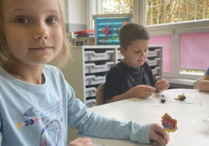 dzieci wykonują figurki z kasztanów, plasteliny i wykałaczek