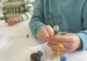 dzieci wykonują figurki z kasztanów, plasteliny i wykałaczek
