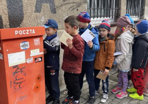 dzieci wrzucają listy do skrzynki pocztowej