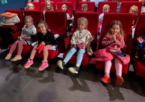 Dziewczynki siedzące na widowni w teatrze