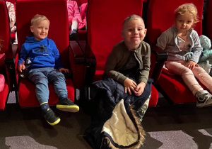 Dzieci siedzące na widowni w teatrze
