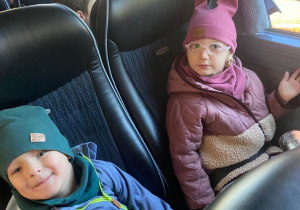 Chłopiec i dziewczynka siedzący w autokarze