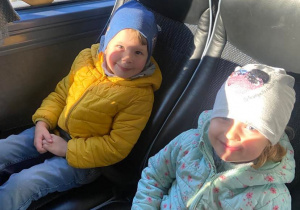 Chłopiec i dziewczynka siedzący w autokarze