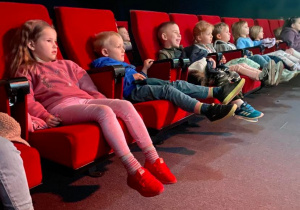 Dzieci siedzące w teatrze podczas spektaklu
