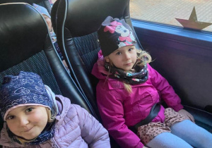 Dziewczynki siedzące w autokarze