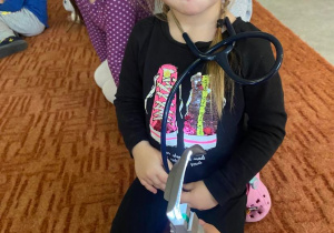 Dziewczynka ze stetoskopem na szyi