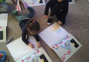 dzieci pracują w książce- malują skojarzenia do podanych dźwięków