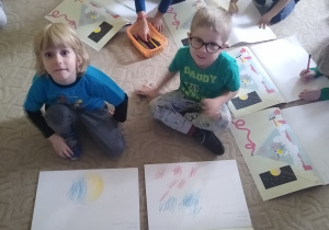 dzieci pracują w książce - malują skojarzenia do podanych dźwięków