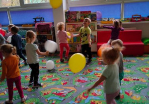 Dzieci bawią się balonami w rytmie wesołej muzyki