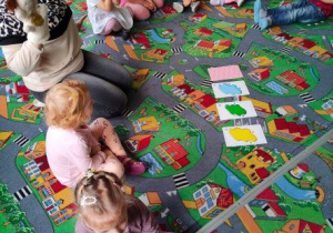 Dzieci odgadują, który kolor został zakryty przez nauczycielkę manipulującą pacynką