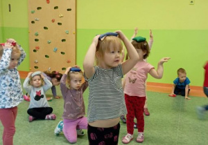 Dzieci ćwiczą z woreczkami gimnastycznymi