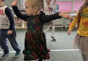 dzieci tańczą na dywanie