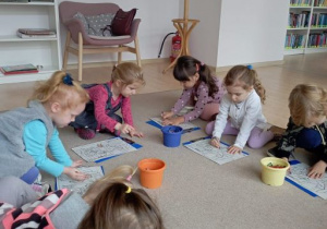 Dzieci kolorują obrazki z wysłuchanego opowiadania