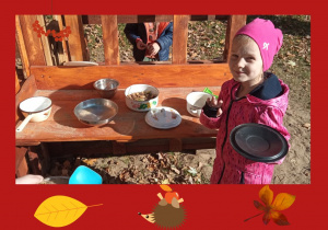 Dziewczynka gotuje jesienny deserek