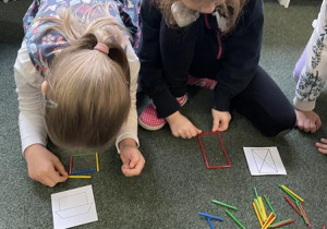 dzieci układają wzory z kolorowych patyczków