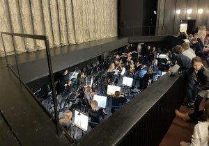 orkiestra pod sceną