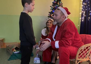 Mikołaj rozmawia z chłopcem