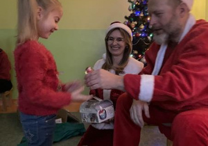 Mikołaj wręcza prezent dziewczynce