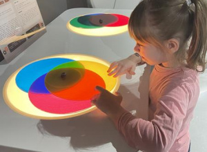 Dziewczynka sprawdza jak łączą się kolory